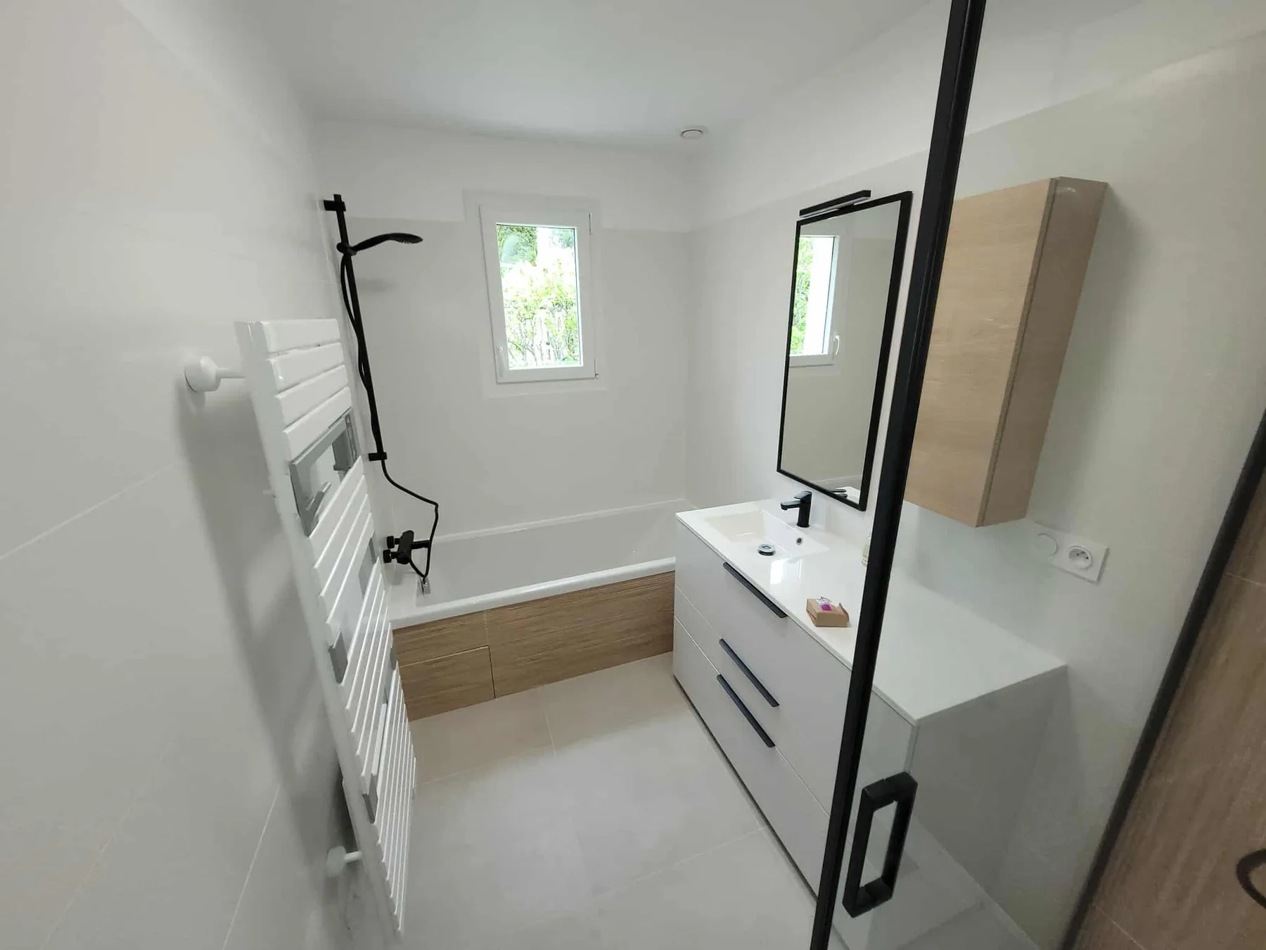 Salle de bain rénovée avec baignoire et meuble vasque par BLPA