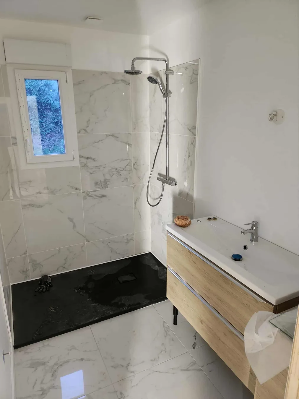 Douche avec carrelage effet marbre réalisée par BLPA