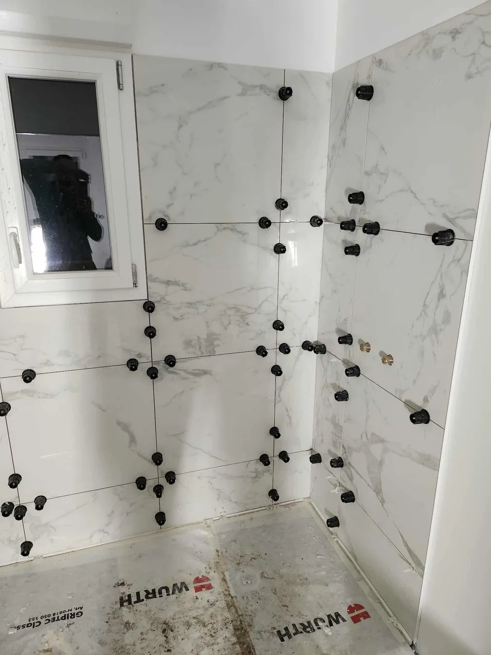 Pose du carrelage mural d’une douche par BLPA