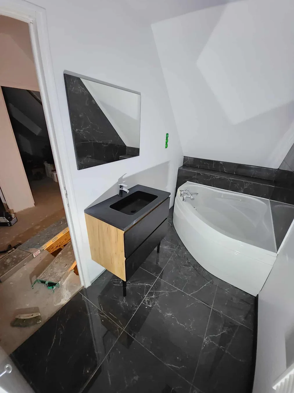 Salle de bain rénovée avec baignoire d’angle par BLPA